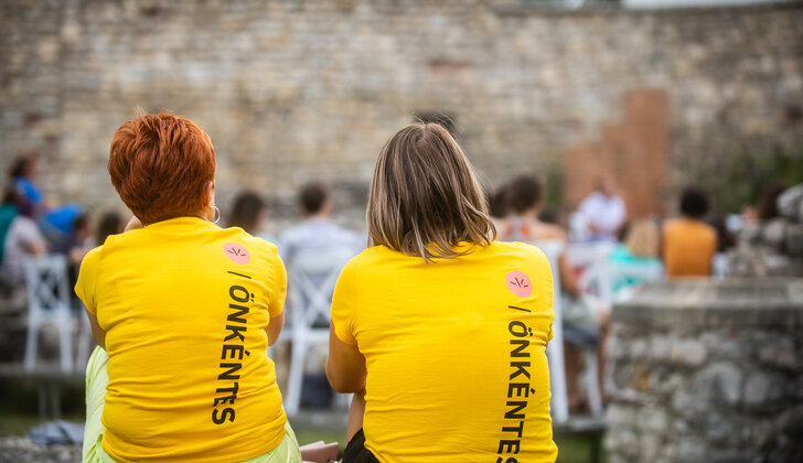 Az önkéntes Te vagy. 